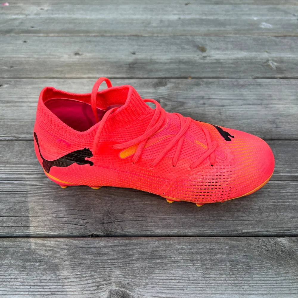 Säljer sonens Puma Future 7 Match fotbollsskor i storlek 34. Som nya, endast använda en träning och nu för små för honom. . Kengät.
