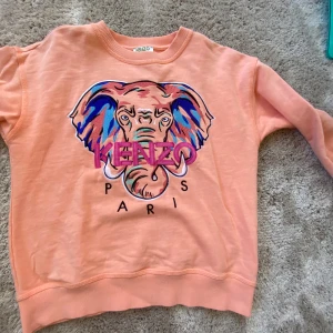 KENZO TRÖJA  - Säljer en superfin kenzo tröja i superbra skick!! Inga tecken på användning!! Storlek 10år/140 
