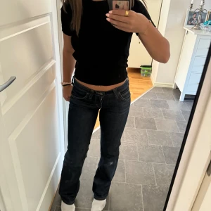 Lågmidjade jeans - Skitsnygga jeans från Lee, de är i fint skick förutom att de har ett hål i bakfickan som syns på andra bilden därav priset. Skriv för mer info!💗