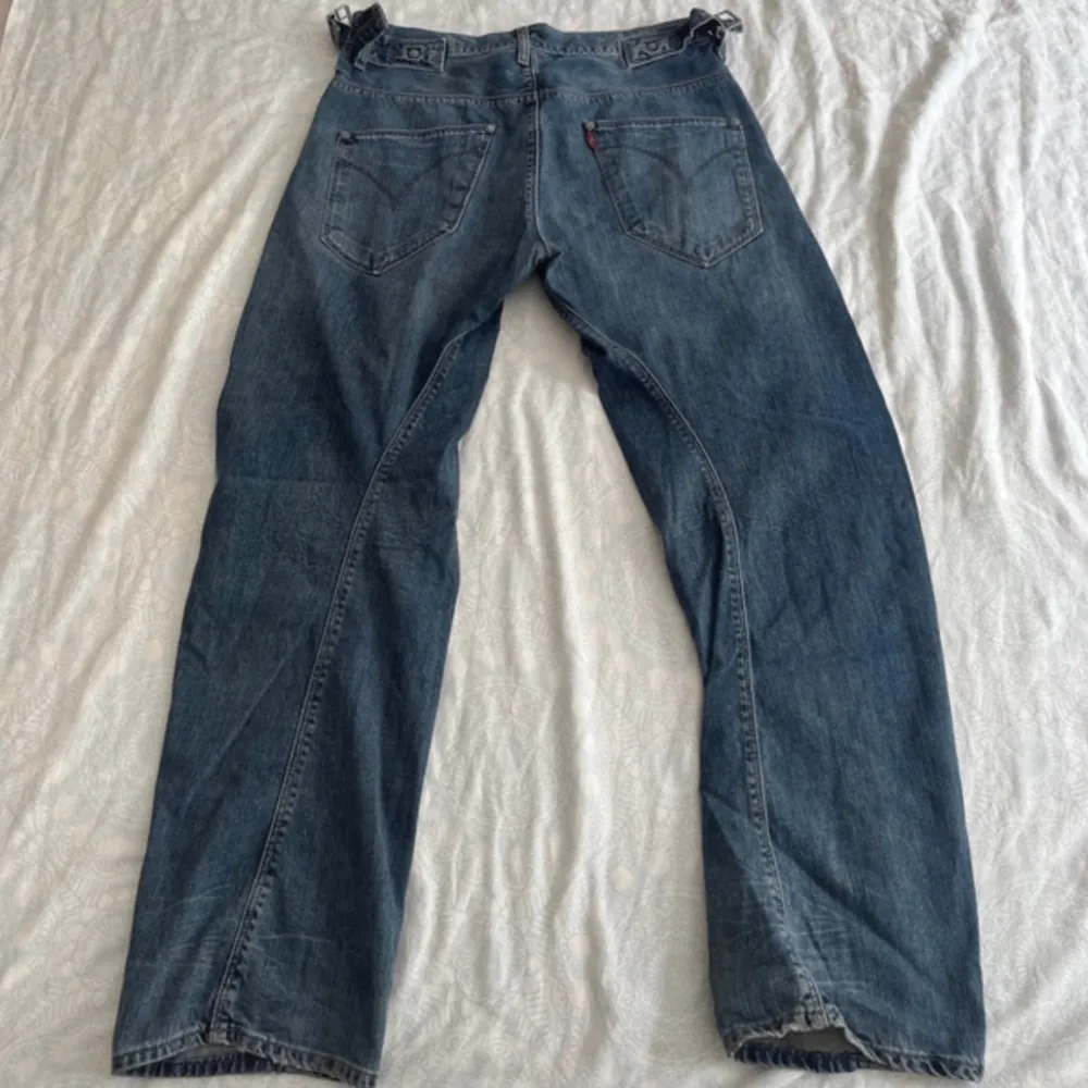 Säljer ett par bootcut jeans som inte jag använder eftersom jag inte gillar på hur den sitter på mig. skriv gärna ifall du har frågor eller ifall om du är intresserad😁. Jeans & Byxor.