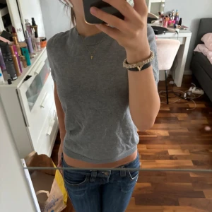 T-shirt  - Jätte fin tröja från Lindex! Bra kvalite och knappt använd💕 inga defekter alls! Skriv för fler funderingar💕