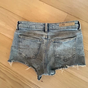 Jeanshorts mid waist - St 140 men är lite stora i storleken. Använt skick