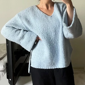 Blå stickad tröja - Ljusblå oversized stickad tröja från Gina Tricot i storlek S.