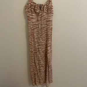 Orange zebra klänning med slits - Zebra mönstrad klänning med slits, aldrig använd med lappen kvar. Från clockhouse. Är i stl S💞 frakt ej inräknad i pris