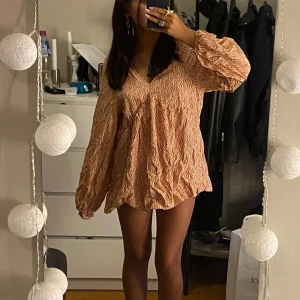 Klänning - Galet gulligt orange klänning!!🥹🥹🥹🧚🏼‍♀️🧚🏼‍♀️🧚🏼‍♀️🌸🌸🌸