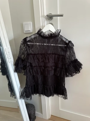 By Malina Rachel Blus - Helt oanvänd By Malina Rachel spetsblus i storlek XS. 💕 Nypris 1800kr. 