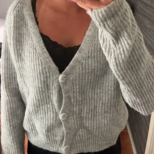 Grå kofta - Köpte denna söta kofta för länge sedan men har inte blivit använd mer en 1-3 gånger💗Den är i fint skick, köpt för 170kr💗💗
