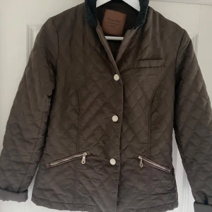 Jacka Xs - Massimo dutti jacka dam. Storlek xs. Fint skick! Grönbrun. 