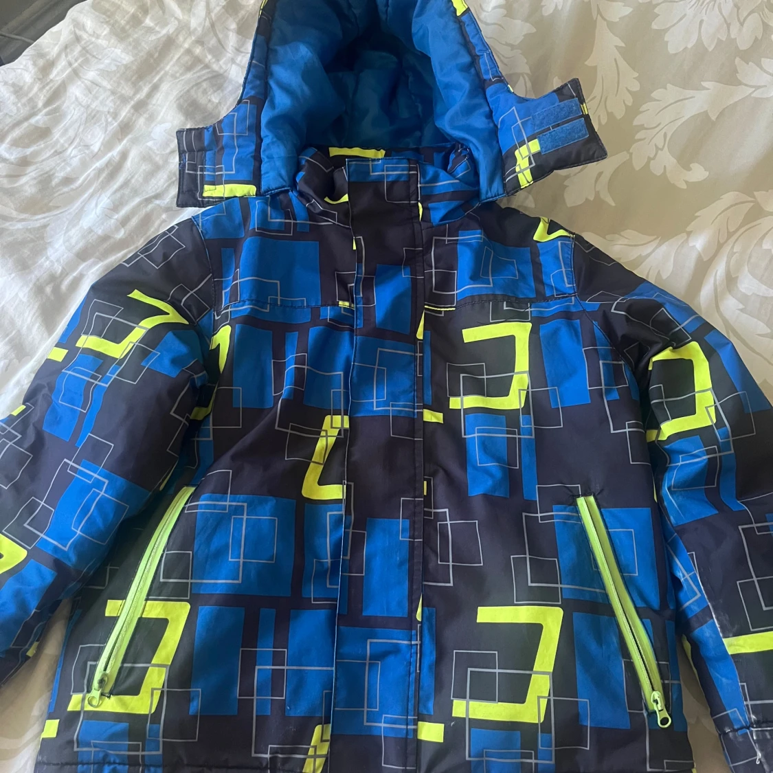 Blå och svart jacka med geometriskt mönster