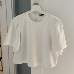 Blus från zara - Fin blus från zara i XS, använd enstaka gånger (säljer då den är för liten)
