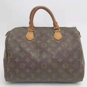 Louis Vuitton  - Louis Vuitton Speedy. Ett måste i väskkollektionen! Bra storlek för både vardagsbruk och resor. Perfekt att använda som skol-/arbetsväska. Speedy ger en touch av lyx och stil till varje outfit.