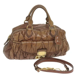 Miu Miu väska - Miu Miu väska! Tillverkad i brunt läder. Passar alla tillfällen! Kommer med en axelrem så väldigt praktisk att använda samtidigt som den är elegant.