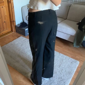 Kostymbyxor  - Raka kostymbyxor med medelhög midja. Superfina att ha till vardafs eller att klä upp till finare tillfällen!💞