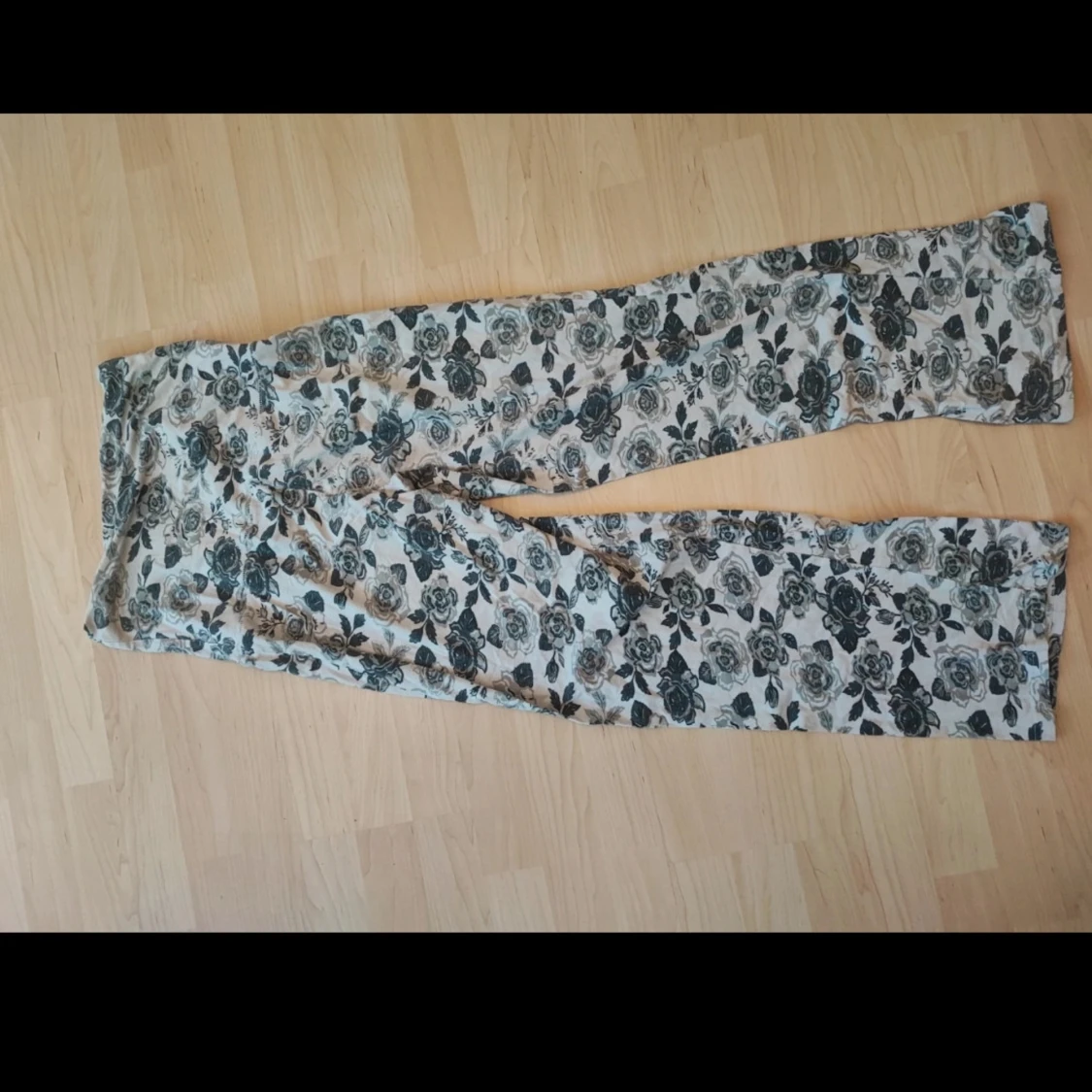 Blommiga byxor från bpc - 90