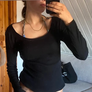 Ribbad tröja - Svart långärmad tröja med ribbat mönster som tyvärr är lite för liten för mig. Går att använda på båda hållen💞💞