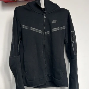 Nike tech - Hej! Säljer en Nike tech tracksuit i fint storlek S. Nypris 2000kr Hör av vid fler frågor😊