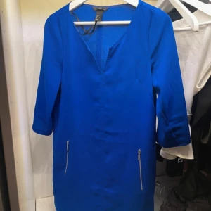 Kungsblå klänning med fina detaljer - Kungsblå klänning med fina detaljer👗🔥 Garderobsrensning på gång! Jag säljer detta fantastiskt plagg från mitt djur- och rökfria hem. 