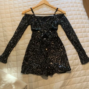 Glittrig jumpsuit, storlek xss - Jumpsuiten är i fint skick men såklart använd. Köpt på new yorker. Skulle räckomendere för någon som är lite kortare, jag är 153cm lång. Skriv vid funderingar