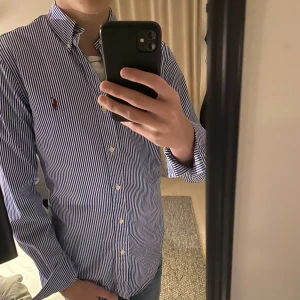 Raffe skjorta - Skit snygg raffe skjorta som jag inte använder längre ❗️skick: 9,5/10❗️ ❗️perfekt till sommarn och hösten❗️ ❗️Slim fit❗️