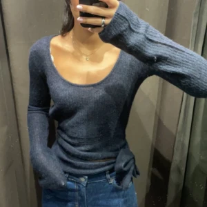 Tröja i alpackamix - Marinblå tröja i alpackamix från zara med band som går att knyta som man vill! Helt oanvänd