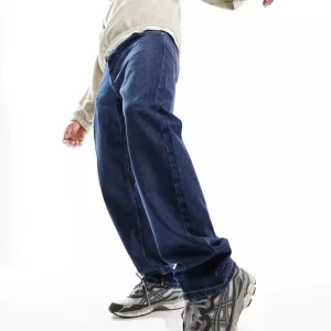 Weekday Space straight Jean - Ett par raka jeans med mycket rum. En annan look än vanliga raka byxor. Stackar up fint på skorna. De är 27/32 men passar perfekt för mig som är 29/32 - Weekday är inte så bra med storlekar. De är mörkblåa,  ser mer ut som första bilden än mina