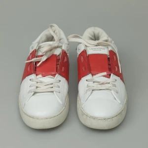 Valentino open - Använt skick enligt bilden, självklart äkta! Röd matt färg. Passar både tjejer o killar.