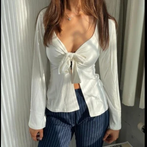 Vita maddy blouse  - Vit Maddy blouse från design by si. Nyskick 