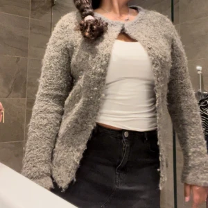 Stickad kofta - Supersöt och fluffig stickad kofta! Supersnygg på både hösten och vintern men också under kyliga sommarkvällar!🥰