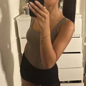 Grön body - Jätte fin grön body med diamanter på, perfekt för fest 