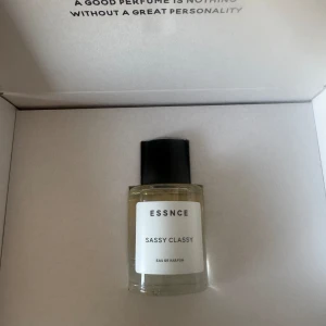 Parfym  - Sassy Classy från EssnceDen ska påminna om YSL Libre. Jag har bara sprejat för att testa. Ny med sitt paket.!