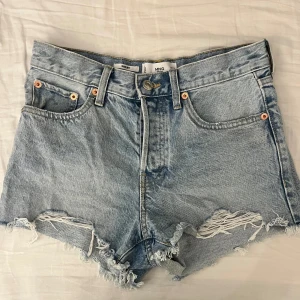 Shorts - Jättefina shorts! Storlek 34 men är ganska stora i storleken så passar nog också 36, de är medelhögmidjade men funkar också som lågmidjat🤗 Kommer inte till användning därför säljs de, inga defekter💕 Midjemått: ca 35 cm