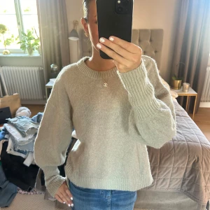 Supersnygg stickad tröja - Säljer denna skitsnygga stickade tröjan. På andra bilden är det samma modell fast en annan färg, då färgen jag säljer inte produceras längre. Nypris är 900. Pris kan diskuteras vid snabb affär. 