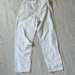 Linnebyxor - Sköna braller från uniclo inte så använda men säljs för bra pris. Nypris 549kr. 