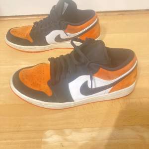 Nike Air Jordan 1 low orange.  Storlek 10.5 men passar som storlek 43.