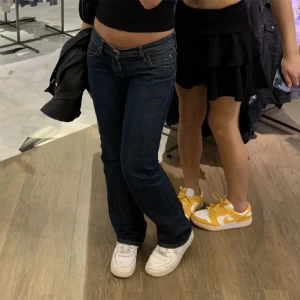 Lågmidjade jeans💗 - Jättefina lågmidjade jeans från levis som jag köpte på plick men de är tyvärr för stora för mig💗Jag är 162cm och de passar bra i längden på mig, hör av er vid frågor💗💗bilderna är lånade från förra ägaren😇