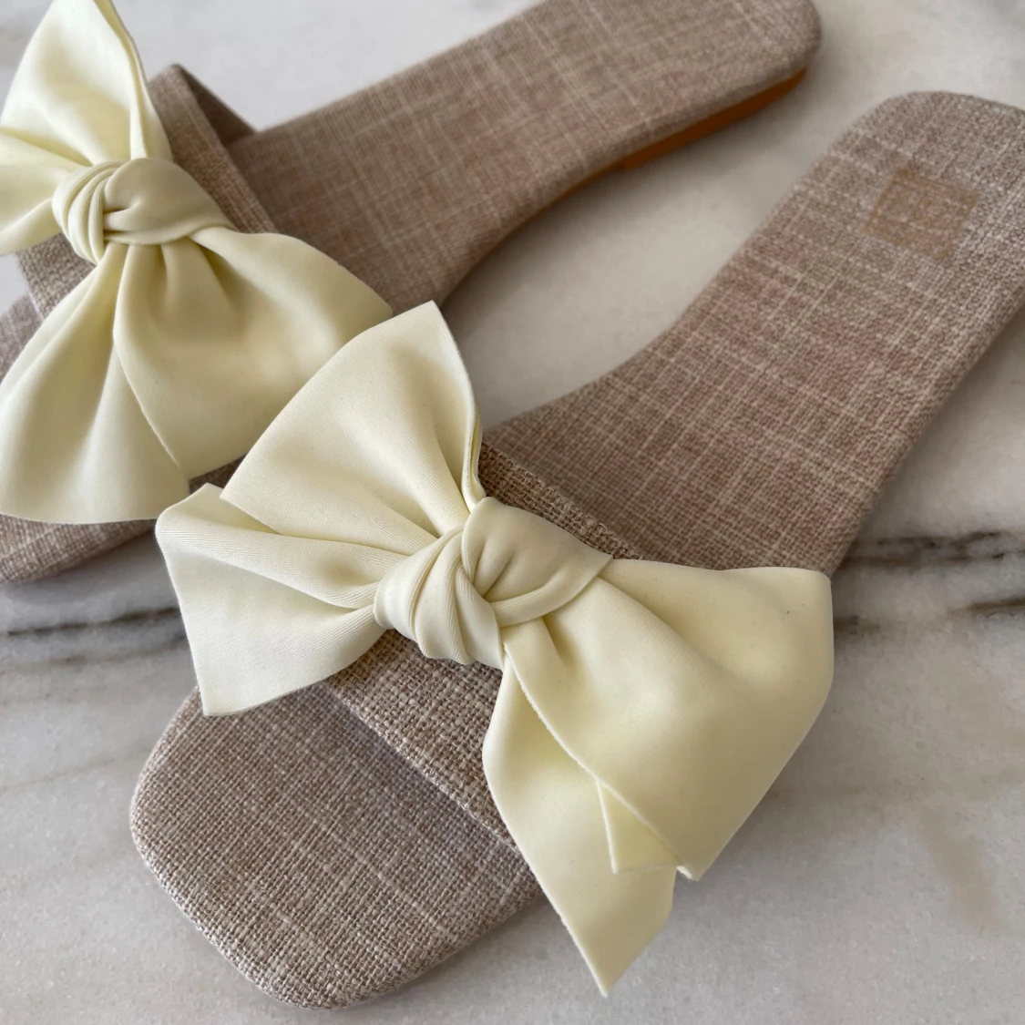 Tofflor med rosett - 90