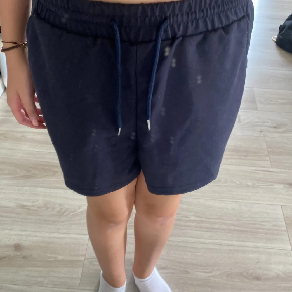 Ny Mörkblå mjukis shorts, säljer då dom är för stora för mig💗 aldrig använt helt nya🫶🏼 materialet är super mjukt. Shorts.