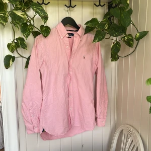 Polo Ralph Lauren skjorta Rosa - En rosa polo Ralph Lauren skjorta, inga defekter. Säljes då den var lite för stor. Nypris ligger på runt 1500 kr.