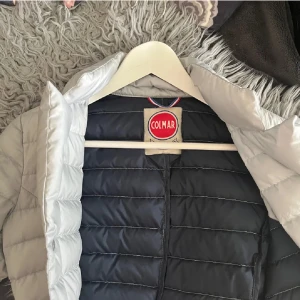 Colmar jacka - Super fin colmar jacka, köpt i våras och inte använd speciellt mycket sedan dess. Så i princip helt ny! Storlek 42, men motsvarar en s/m (figursydd) 💋💋