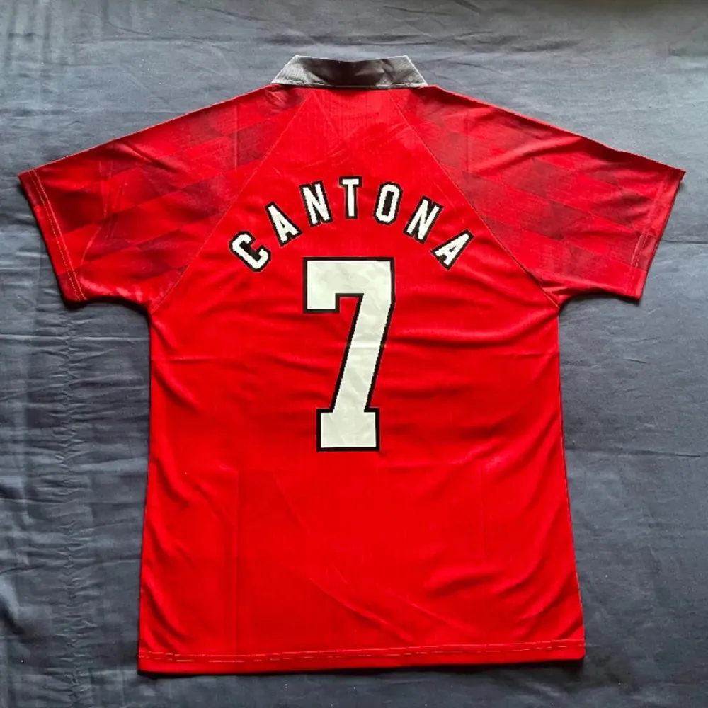 En retro united tröja med en av uniteds bästa genom tiderna. En exklusiv Cantona tröja för att vare lite unik bland alla united fans. . T-shirts.