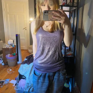 Glittrigt linne - Super fint välldigt glittrigt linne med en tiger på i metal pluppar💖 den är välldigt festlig och har prislappen kvar.  Den är egentligen is torlek L men passar även mig som är S-Xs 