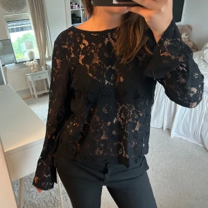 Spets tröja  - Super fin spets tröja med knytning i ryggen men som inte kommer till användning☺️ 