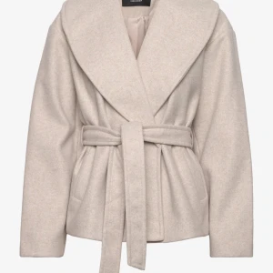 Vero Moda kappa - Storlek M men passar mig som har xs! Den är ganska använd och sådär nopprig men inte något man tänker på 💞 kp för egna bilder 🩷