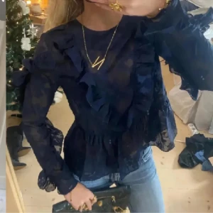 Populär blus!!💓 - Säljer denna trendiga blus från hm!!💓💓 Nästintill oanvänd!