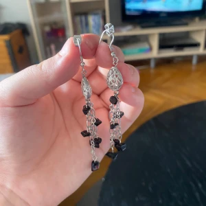 Hängörhängen - Säljer dessa örhängen, aldrig använt, vet ej vart dem är från💗!Jag står ej för postens slarv!