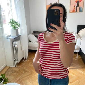 Monki randig t-shirt - Storlek: XS Skick: Fint skick. Liten fläck (se bild 2) som jag inte testat att ta bort. 