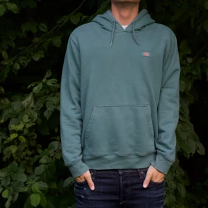 Grön Dickies Hoodie - Modellen är 182cm