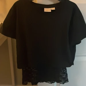 Lace top gina - Säljer dethär ”settet” från Gina Young. Två separata delar bestående av ett spetslinne och en kort trekvarts t shirt. Använd fåtal gånger och i mycket bra skick. Inga tecken på användning. Stl 158/ 164 ≈ XS 