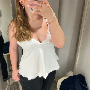 Vitt spets linne - Linne me små lösa trådar men inget som gör att tröjan är sönder någonstans. 💗 L men passar M