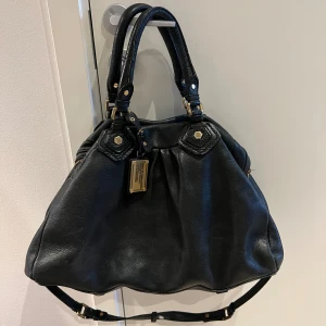 Marc Jacobs väska  - Marc Jacobs väska i en stor storlek, få plats med laptop/böcker och mycket mer. Väskan har defekter men syns inte mycket alls precis som på bilderna🩷 (skicka fler bilder på defekterna vid önskan)